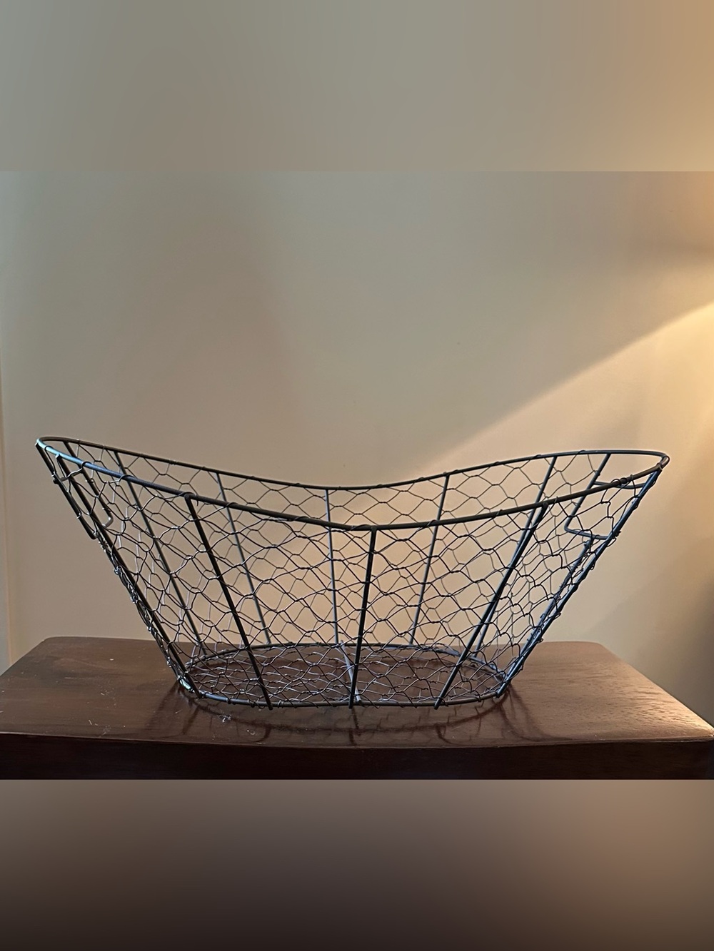 Large chicken wire basket • in new condition • handles • black wire